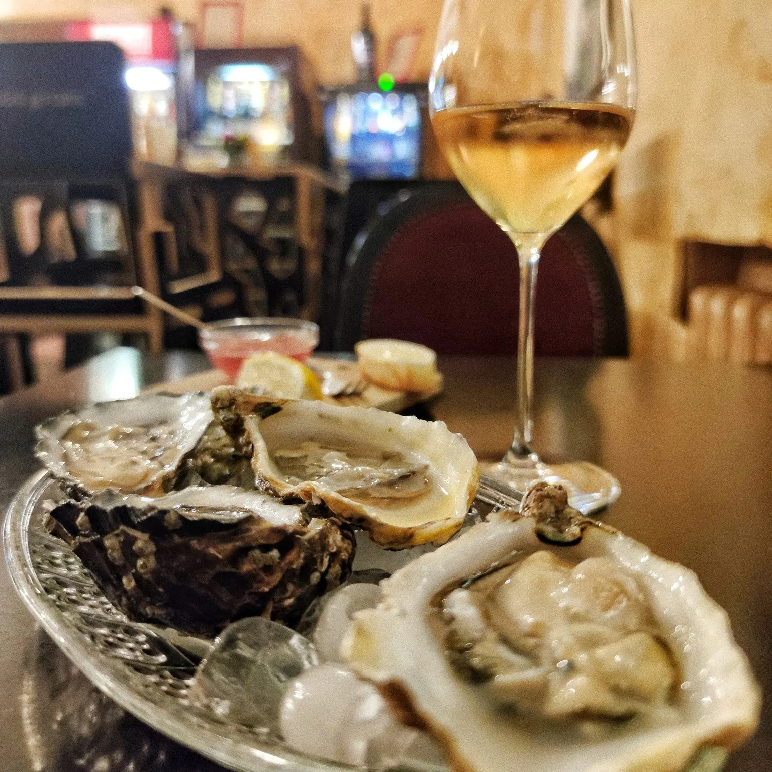 Achtung Baby šampano degustacijos, kamščiai, mažos lėkštės ir buteliai